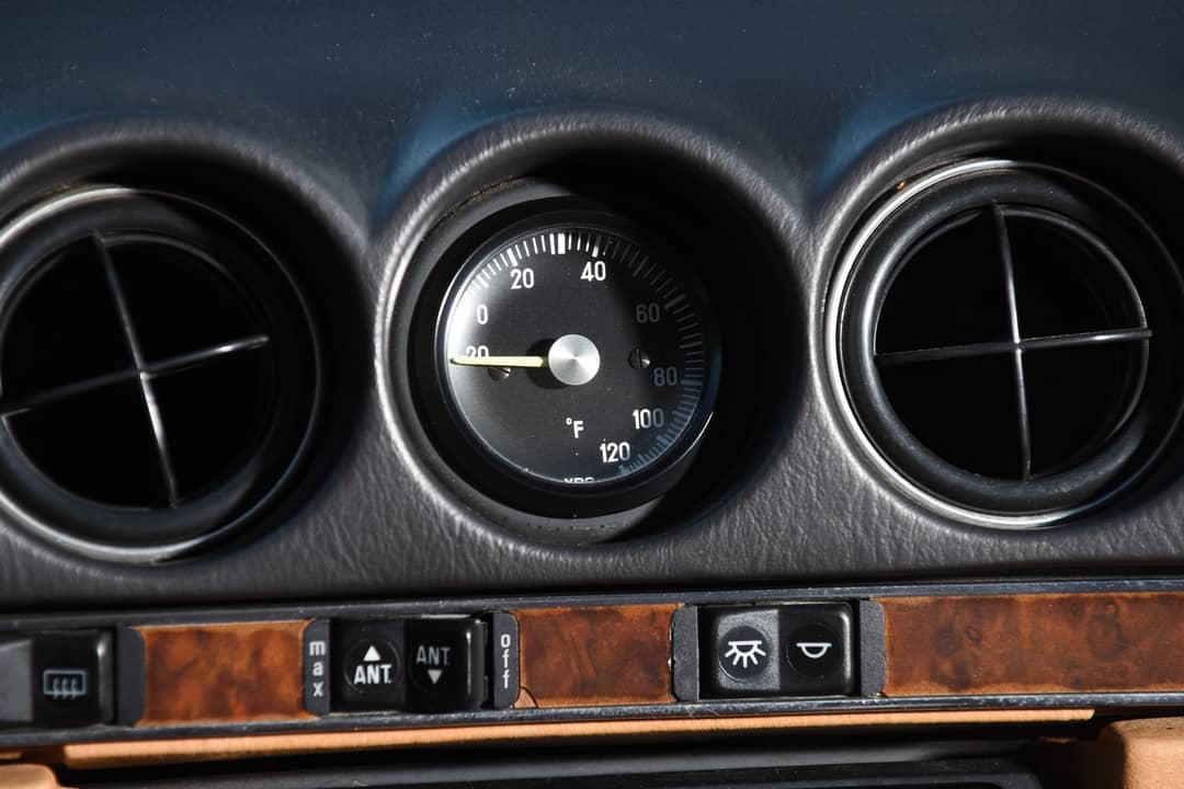 1987 Mercedes-Benz 560SL — photo 18