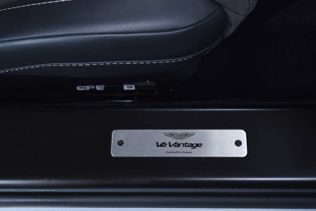 2011 Aston Martin V12 Vantage — photo 13