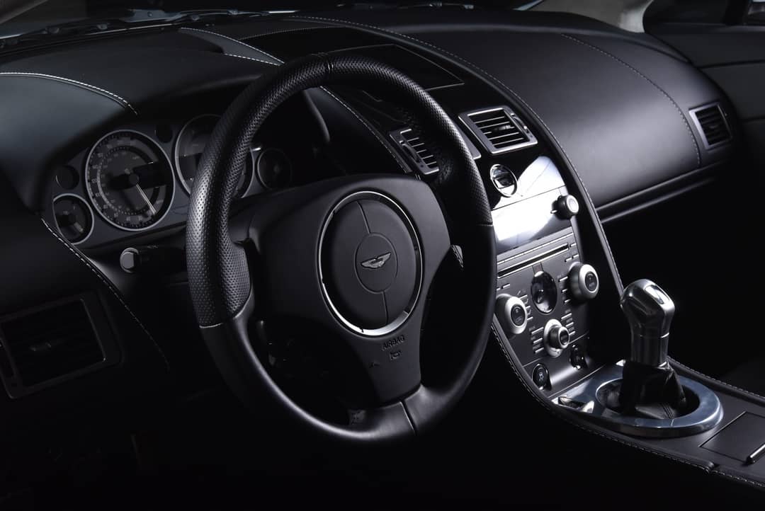 2011 Aston Martin V12 Vantage — photo 16