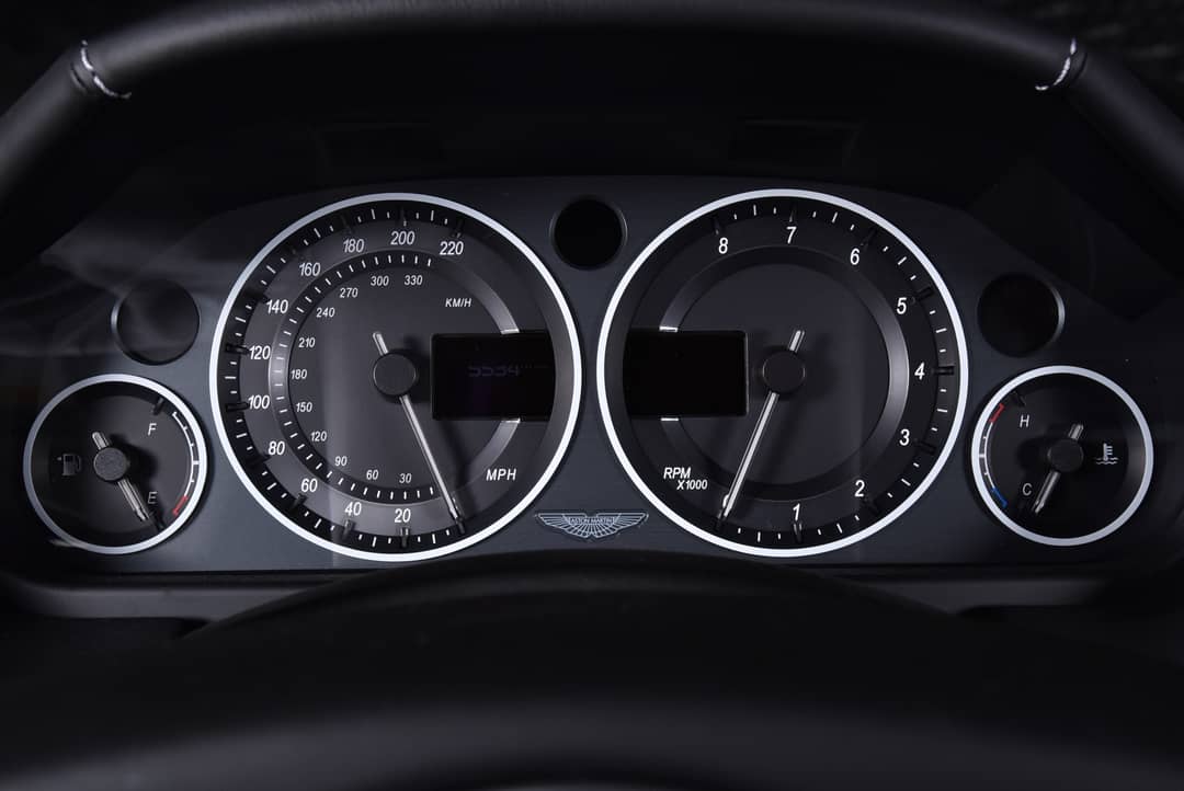 2011 Aston Martin V12 Vantage — photo 22