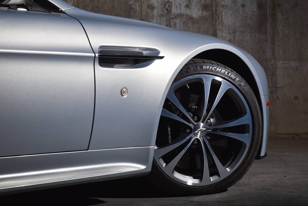 2011 Aston Martin V12 Vantage — photo 8