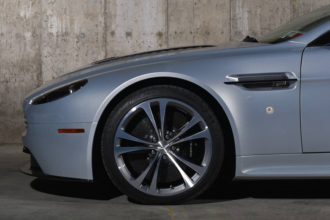 2011 Aston Martin V12 Vantage — photo 9