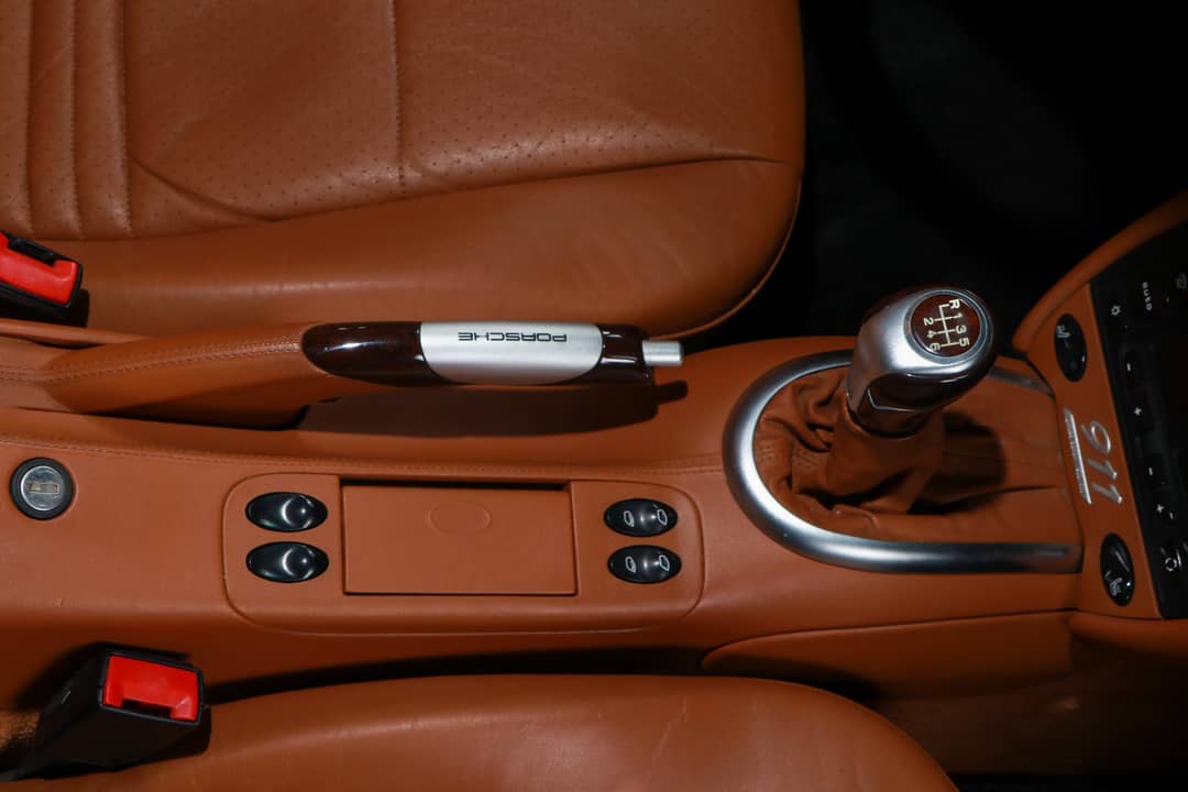 2000 Porsche 911 Carrera 4 Millennium — photo 35