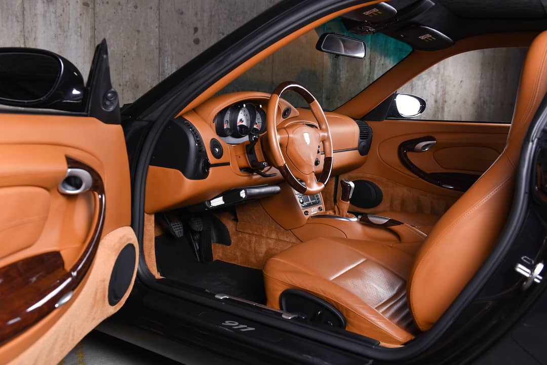 2000 Porsche 911 Carrera 4 Millenium — photo 23