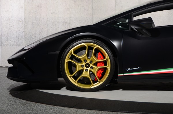Used 2018 Lamborghini Huracan LP 640-4 Performante for sale Sold at Ryan Friedman Motor Cars LLC in Glen Cove NY 11542 34