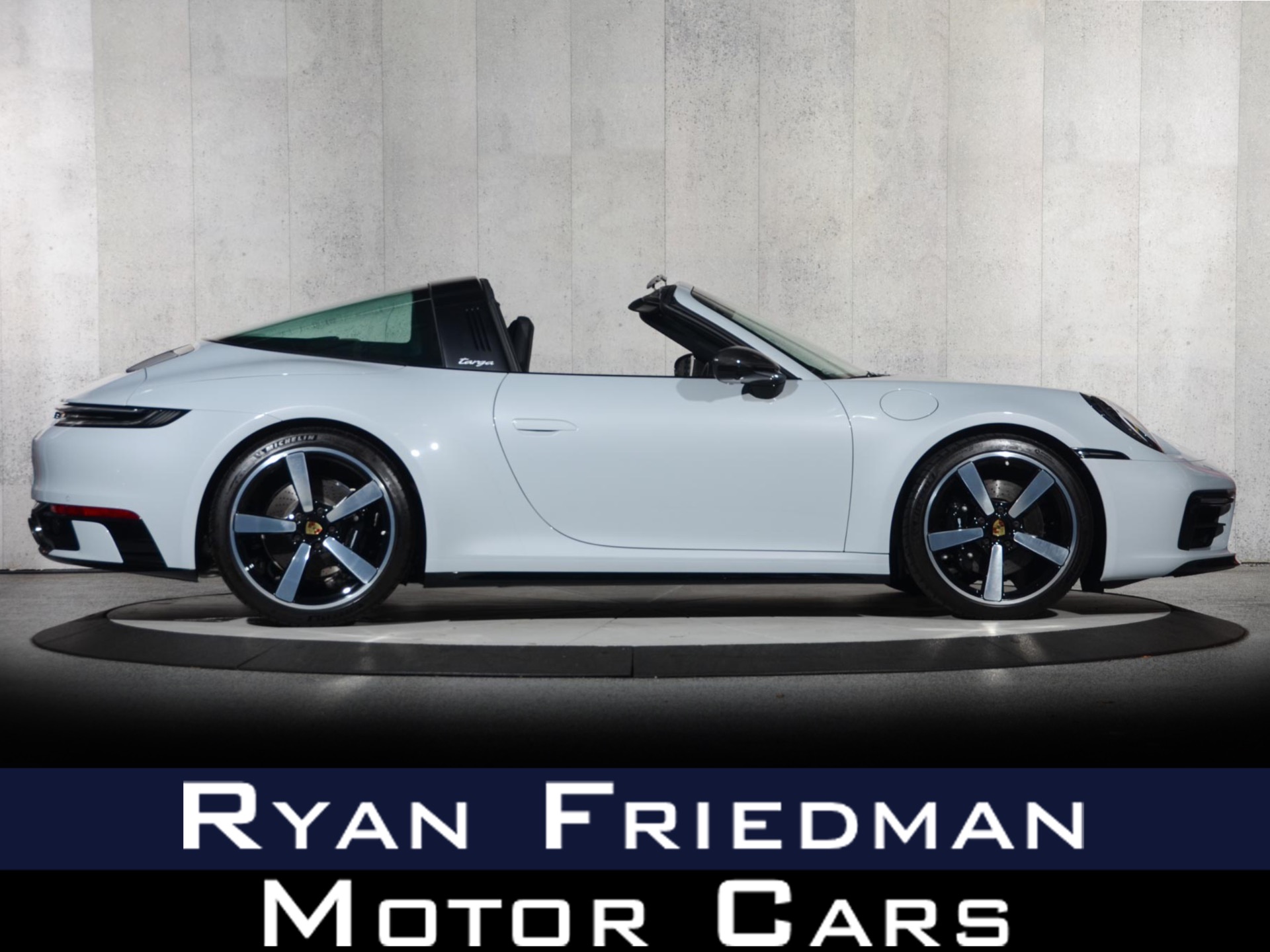 304-058 ノレブ 1/18 ポルシェ 911 Targa 2024 2024 Porsche 911 Targa 4 GTS (992), Gray/Green 1:18 Diecast Model